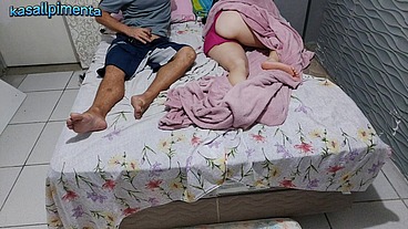 Homem mas velho inventou mentiras para que mulher tivesse que dividir a cama!