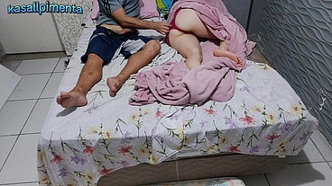 Homem mas velho inventou mentiras para que mulher tivesse que dividir a cama!