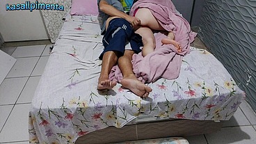 Homem mas velho inventou mentiras para que mulher tivesse que dividir a cama!