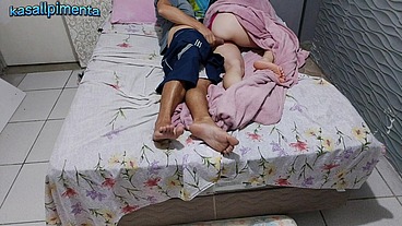 Homem mas velho inventou mentiras para que mulher tivesse que dividir a cama!