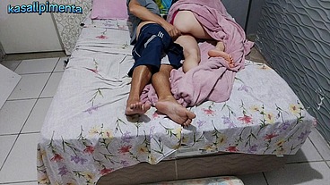Homem mas velho inventou mentiras para que mulher tivesse que dividir a cama!