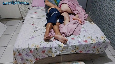 Padrasto inventou mentiras para que enteada novinha tivesse que dividir a cama!