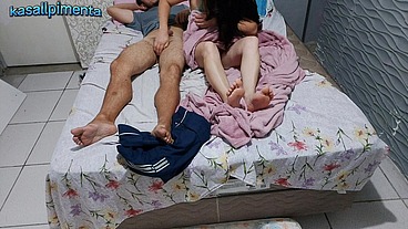 Padrasto inventou mentiras para que enteada novinha tivesse que dividir a cama!