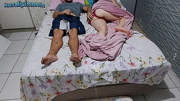 Homem mas velho inventou mentiras para que mulher tivesse que dividir a cama!
