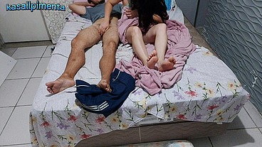 Homem mas velho inventou mentiras para que mulher tivesse que dividir a cama!