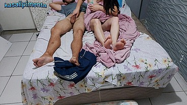 Homem mas velho inventou mentiras para que mulher tivesse que dividir a cama!