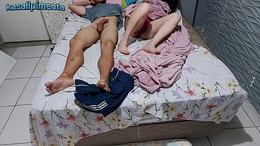 Homem mas velho inventou mentiras para que mulher tivesse que dividir a cama!