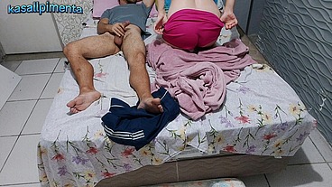 Padrasto inventou mentiras para que enteada novinha tivesse que dividir a cama!