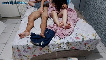 Homem mas velho inventou mentiras para que mulher tivesse que dividir a cama!