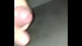 Gordinho gozando muito com o pau grosso!