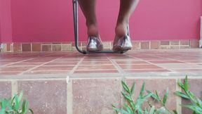 Latina performs a frenetic FLIP-FLOP dancing!