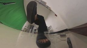 VR360 YUANYUAN demonstrates the crushing effect of black thick-soled sandals