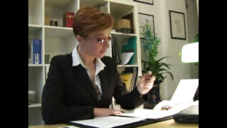 Une MILF cougar aux gros seins, chaude et aguicheuse, prend une grosse bite en profondeur avant de se la faire enculer.