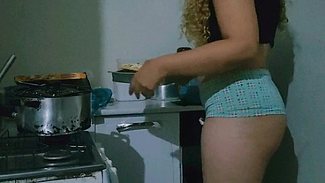 Rabuda só de calcinha na cozinha