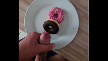 Freundin ist duschen und ich komme auf ihre Donuts german cumlover