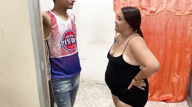 Voy a rentar mi cuarto y él me baja el precio si me come bien el coño