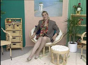 Mature Caroline Likes Well-groomed Pussy