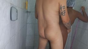 sua amiga fico com tesao ao ver sua pequena me mamando e dano sua bucetinha no banheirro