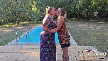 Duo Lesbien Brûlant avec Maureen : Godes, Huile et Plaisir sous les Yeux de Mon Mec