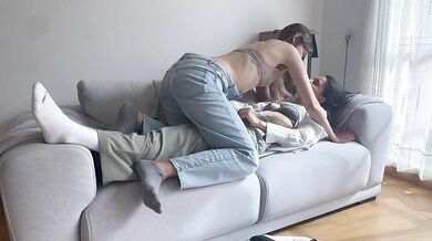Lesbianas dominando sus fetiches caseros hasta el orgasmo
