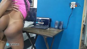 meu vizinho me pegou desprevenida sem calcinha na sala de casa