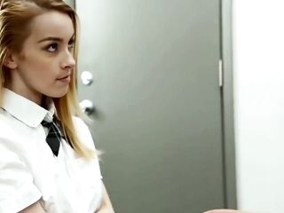 A student tempted the teacher and banged him in the classroom