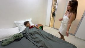 hijastro que haces masturbandote. mi madrastra me sorprende masturbandome y se antoja de que meta mi gran polla en su rico cono.