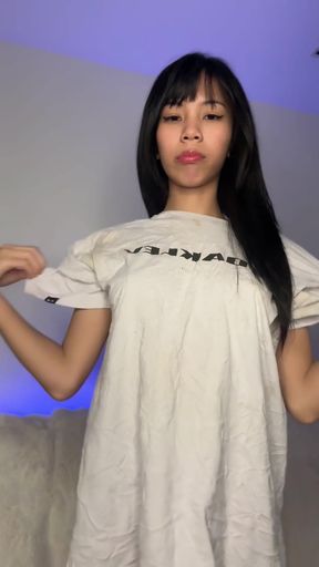 Korean teen shows off her tits and amateur side