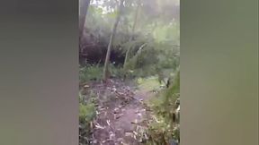 (SEXO AO VIVO) O GAROTO PASSIVO LIBERA A BUNDA PARA BOYS DESCONHECIDOS NO MATO