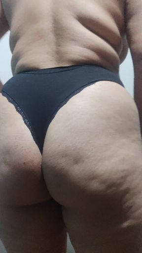 Curvy queen bee gives a thankful solo blowjob in her bedroom