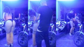 teniendo sexo con el mecanico despues de que arreglo mi moto