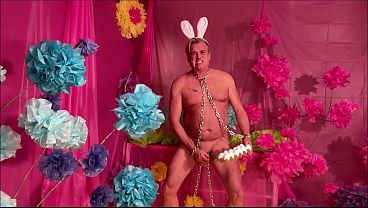 EASTER BUNNY LAYS EGGS 4 003