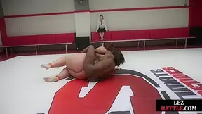 Les wrestler Ebony facesitting chubby loser in arena