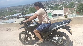 As&iacute_ le cobr&oacute_ las clases manejo de moto a Keilimar