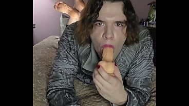 Nonbinary femboy does some throat training while doing &quot_The Pose&quot_