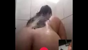 Gordinha tomando banho