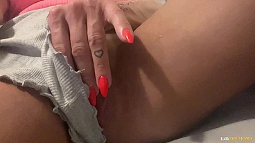 MILF gostosa do CLITÓRIS GRANDE se masturba e goza gostoso enquanto assiste TV