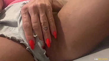 MILF gostosa do CLITÓRIS GRANDE se masturba e goza gostoso enquanto assiste TV