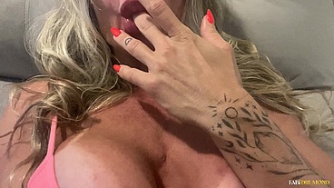 MILF gostosa do CLITÓRIS GRANDE se masturba e goza gostoso enquanto assiste TV