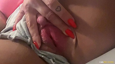 MILF gostosa do CLITÓRIS GRANDE se masturba e goza gostoso enquanto assiste TV