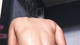 Late Night Nahate Hue Dekha Sexy padosan Ladki ko aur Bhaiya ne raat mein jakar Bathr