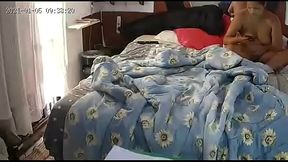 Putinha gordinha no celular procurando clientes