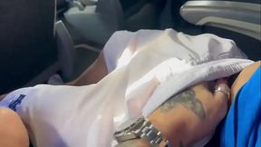 Fui para praia com meus tios e primos e no caminho meu primo come&ccedil_ou a passar a mao na minha perna me deixando com tesao ...