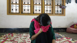 Película casera de una puta india amateur de 18 años siendo follada analmente
