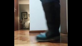 SACANDO MIS CALZADOS Y MOSTRANDO MIS PIES