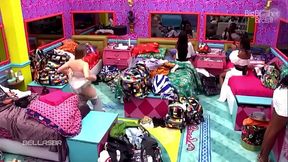 BBB 21 - Carla Dias deixa a bunda de fora