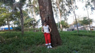 Un brazilian tatuat își mângâie pula mare în fața unei camere web publice cu o ejaculare explozivă