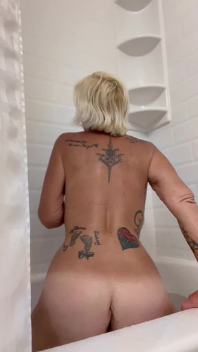 Greek Goddess Steph Plays with Herself in the Bathtub
