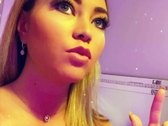 Amateur babes are good at masturbating as well