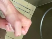 In der Öffentliche Dusch geil gewixt